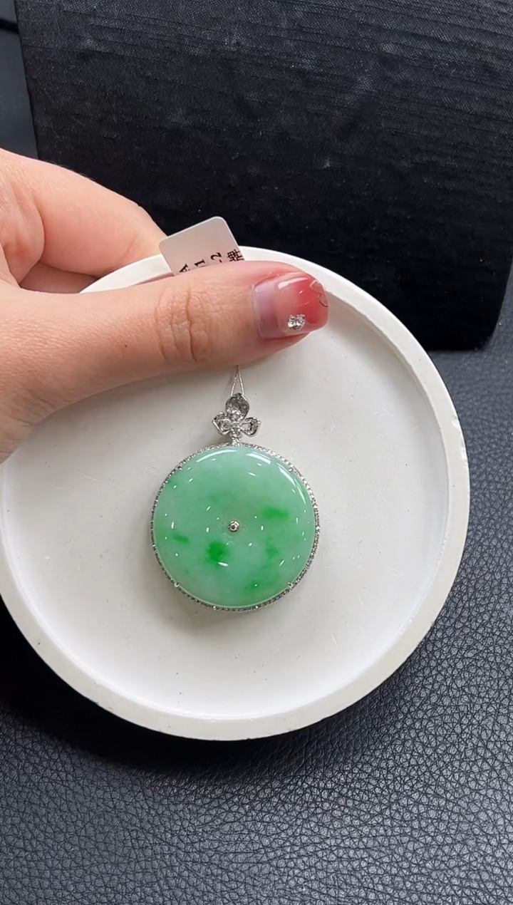 【闪购商品】翡翠颈饰18K金镶嵌平安扣