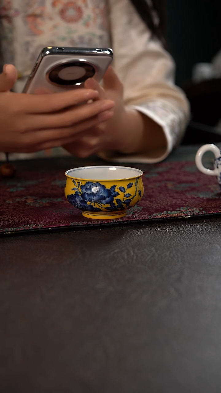 洪印慕明黄釉月季双燕炉式杯