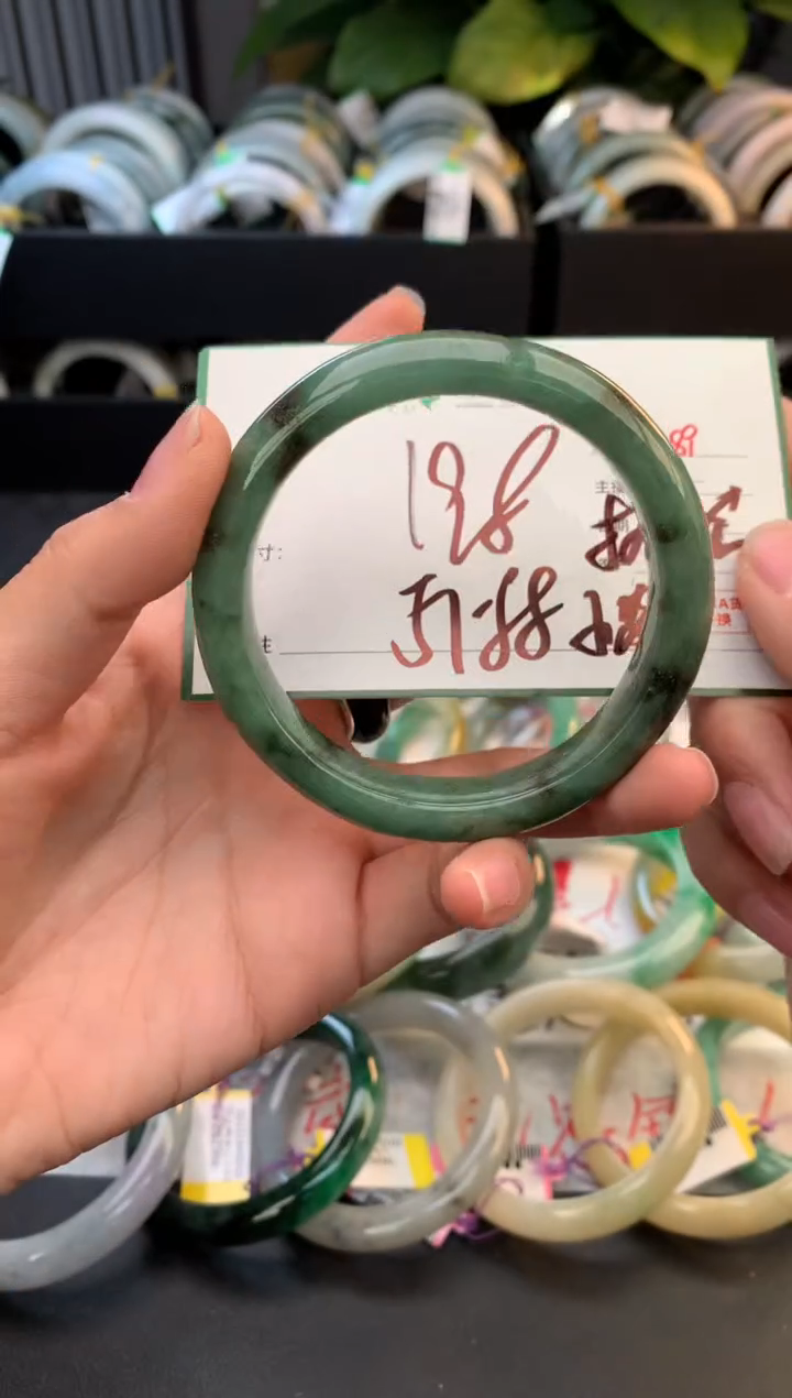 未镶嵌定制翡翠毛货需精细抛光+多人