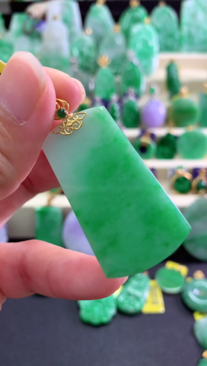 颈饰18K金镶嵌翡翠挂件