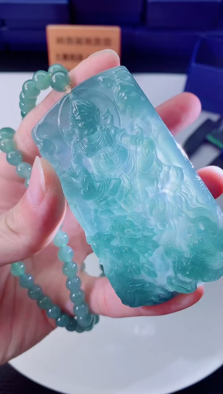 翡翠未镶嵌颈饰  ·  ·