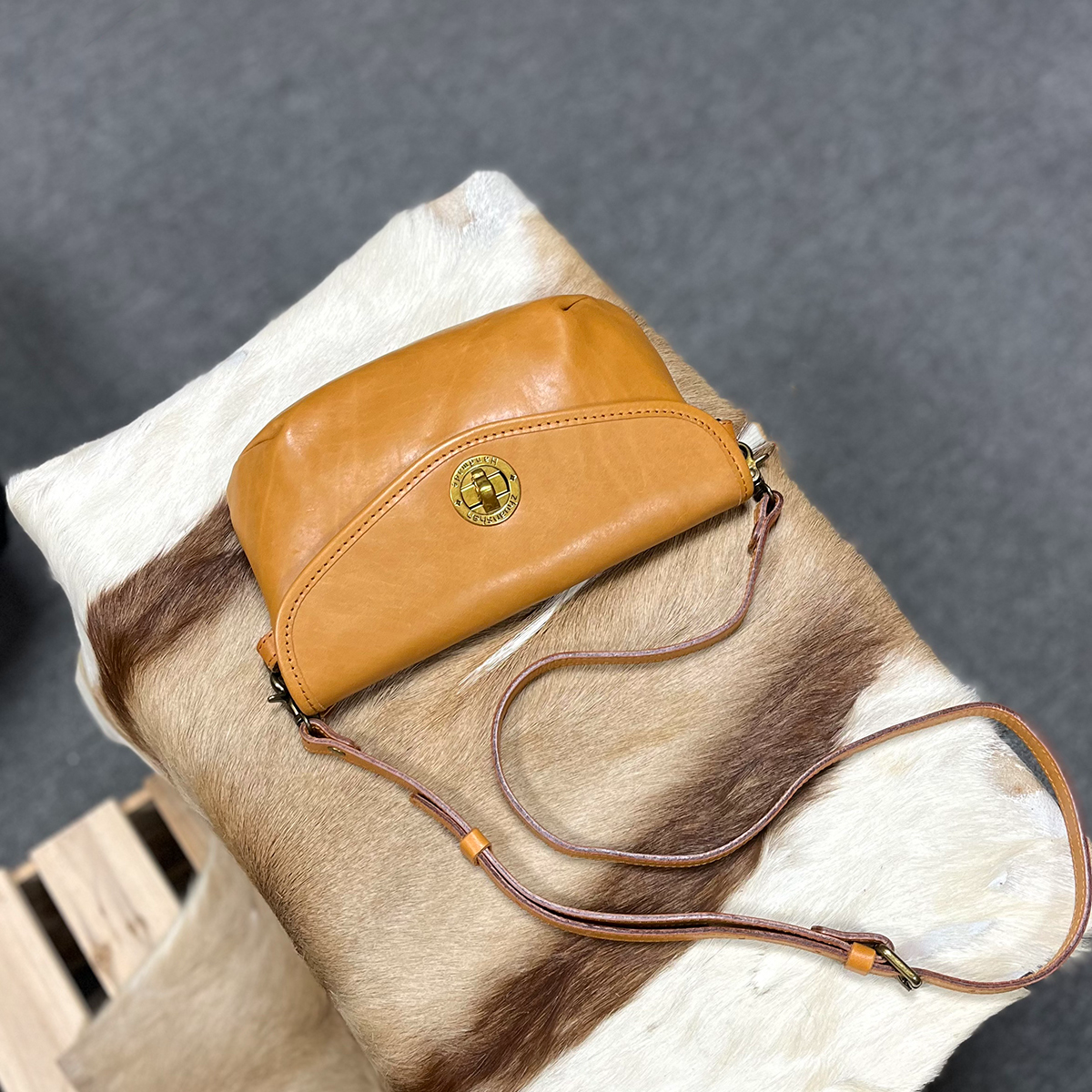 zhuanshan/转山头层植鞣牛皮包斜挎包个性真皮单肩包百搭饺子女包