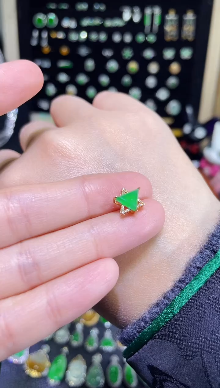 【闪购商品】翡翠颈饰18K金镶嵌高冰满绿三角六芒星吊坠