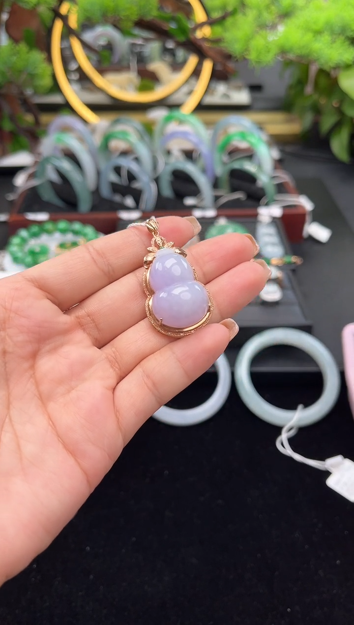 颈饰18K金镶嵌翡翠吊坠