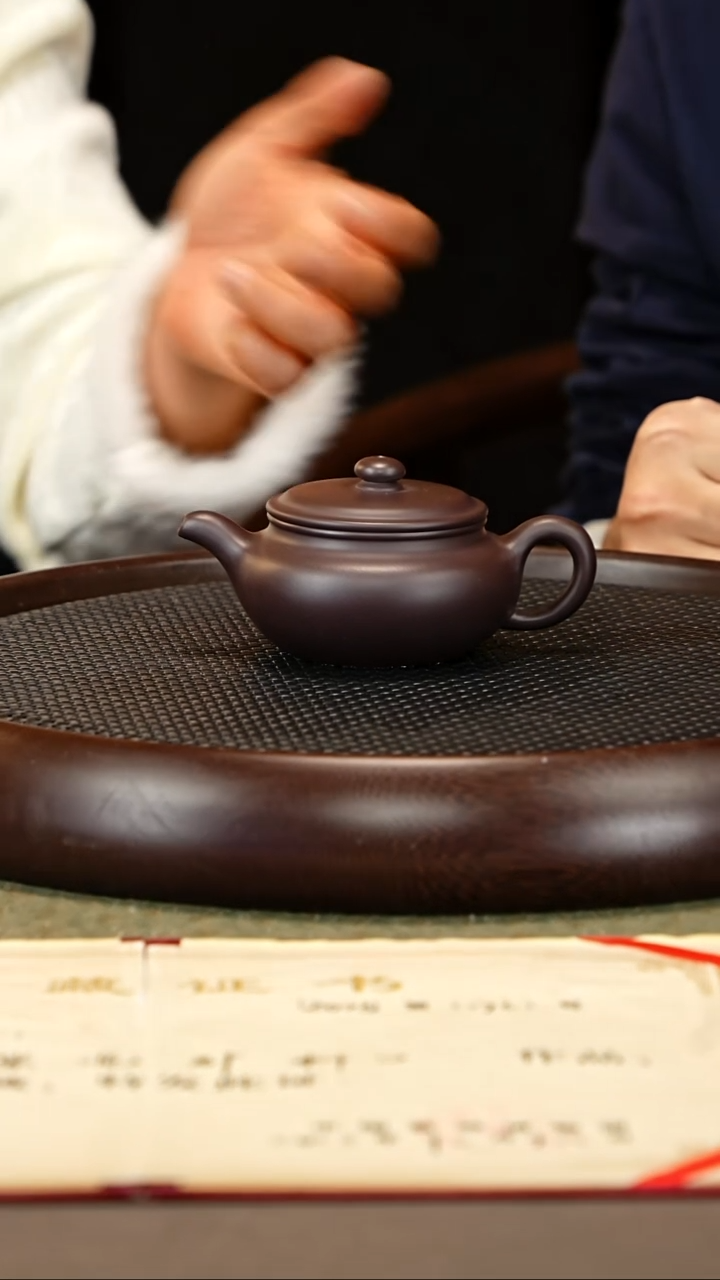 茶壶紫砂22 张彩萍 紫泥 景舟扁腹200c