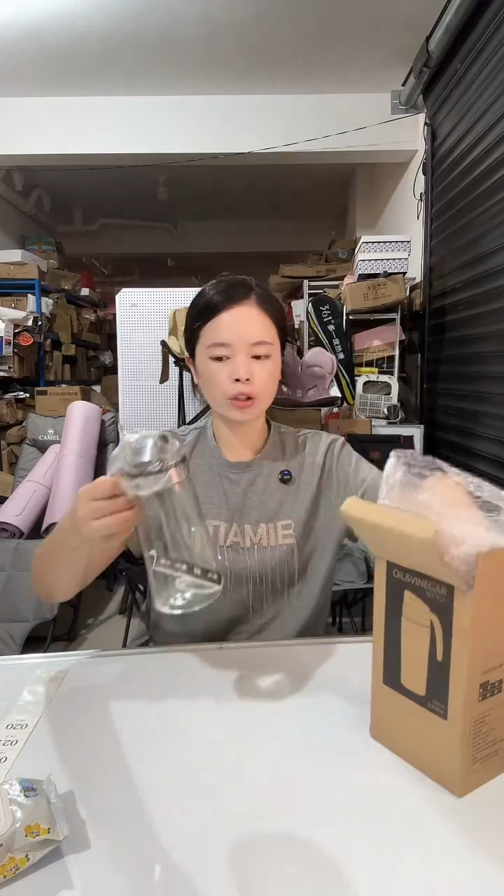20日用百货自动开合油壶