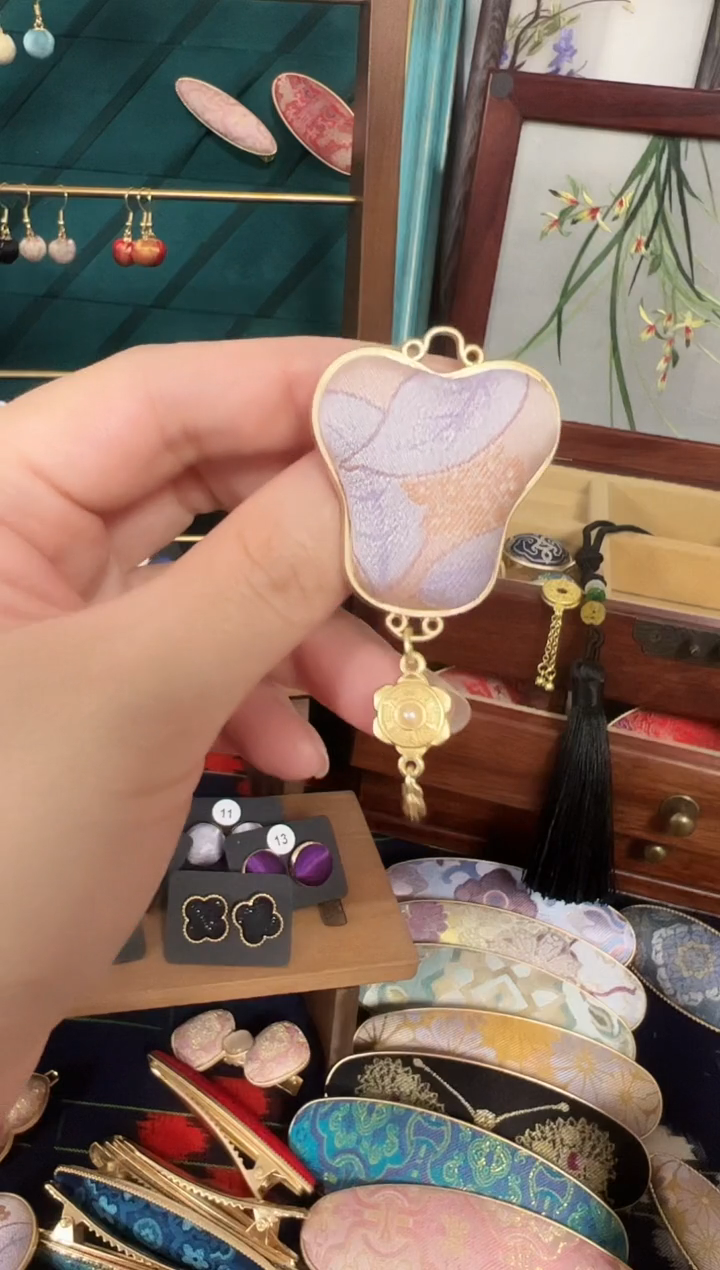 【闪购商品】【孤品年初五发】浅色粉紫芭蕉胸针AA