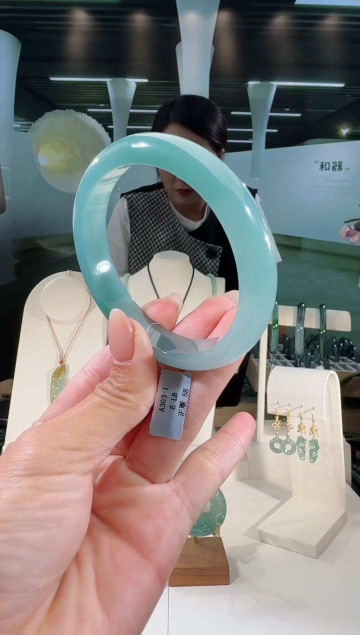 翡翠手镯未镶嵌58圈