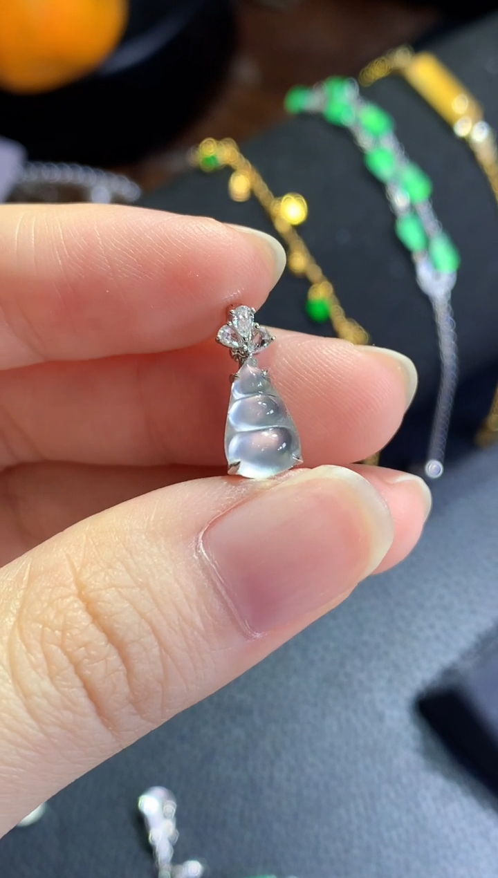 颈饰18K金镶嵌翡翠豆子滴溜