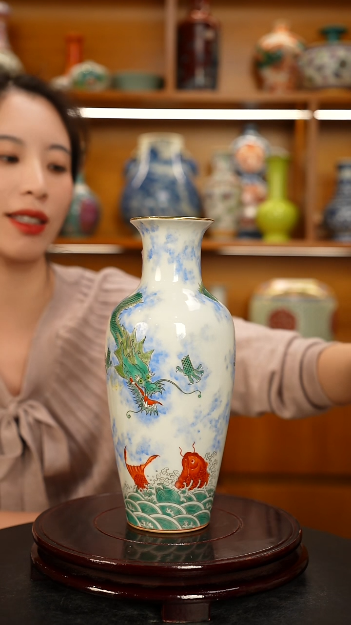 仿清瓷鱼化龙赏瓶一只