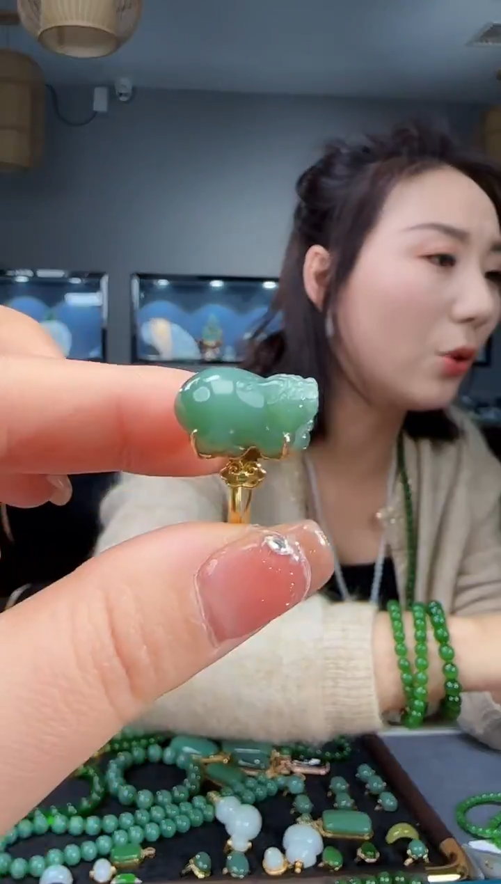 18K金镶嵌戒指和田玉1