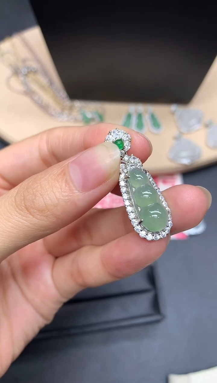 【闪购商品】翡翠吊坠(不含链)银S925镶嵌福豆【多样性发其一】