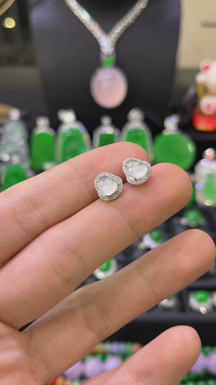 18K金镶嵌翡翠耳饰耳钉