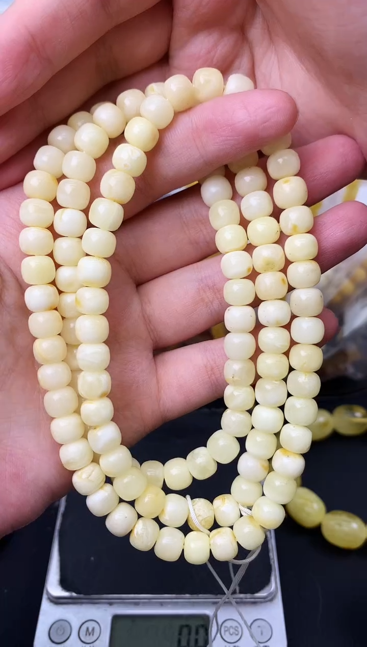 未镶嵌琥珀珠宝奇石90