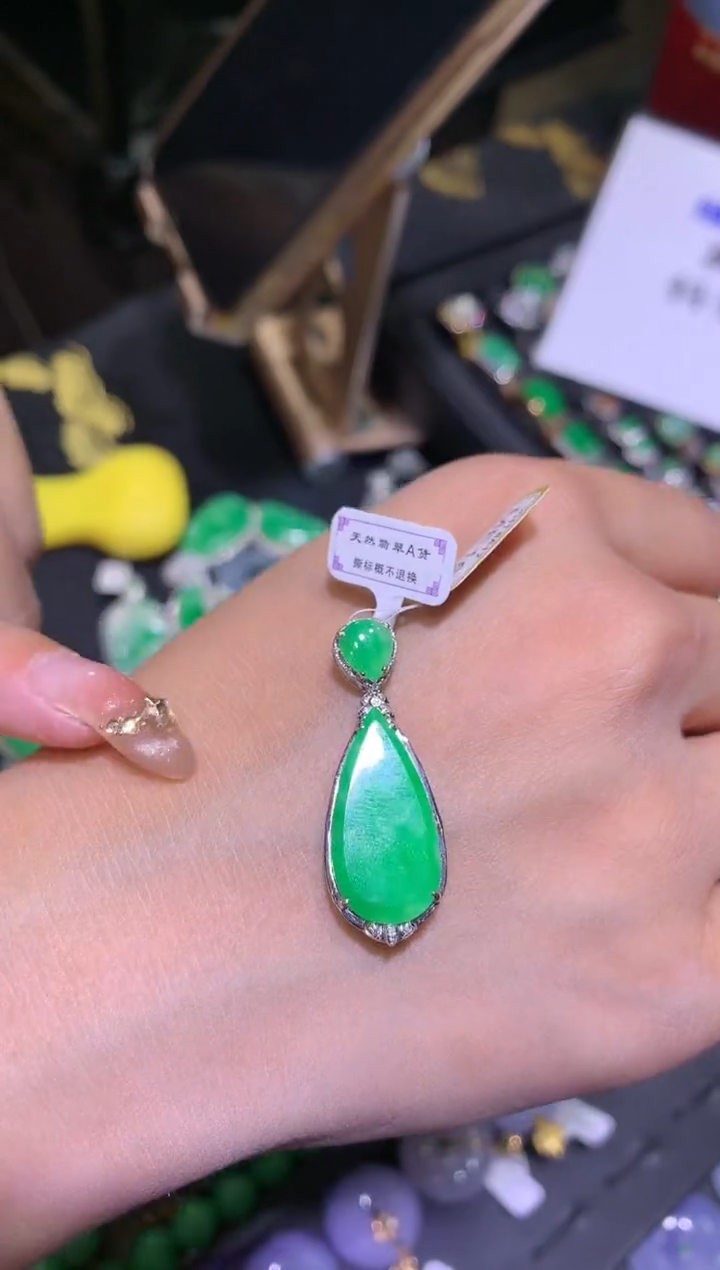 【闪购商品】翡翠吊坠(不含链)18K金镶嵌水滴