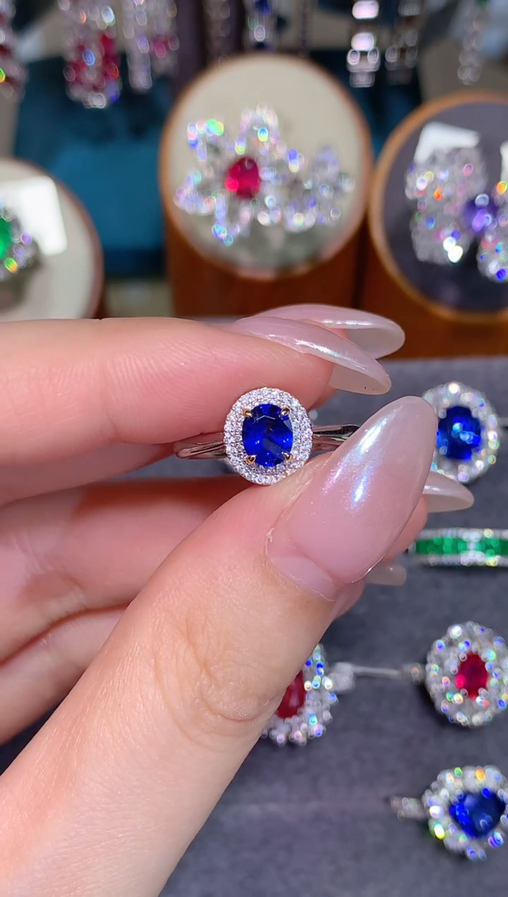 蓝宝石戒指18K金镶嵌0.8CT