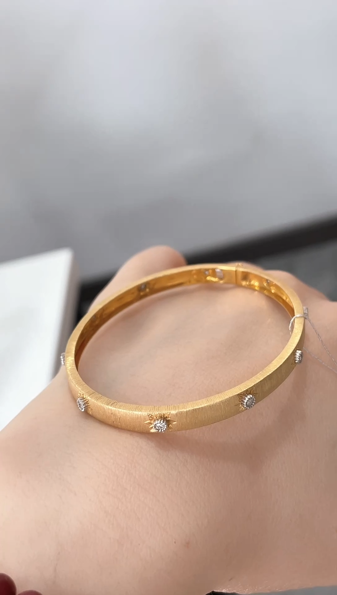 【闪购商品】钻石手镯18K金镶嵌【kk珠宝】布家光面拉丝手镯