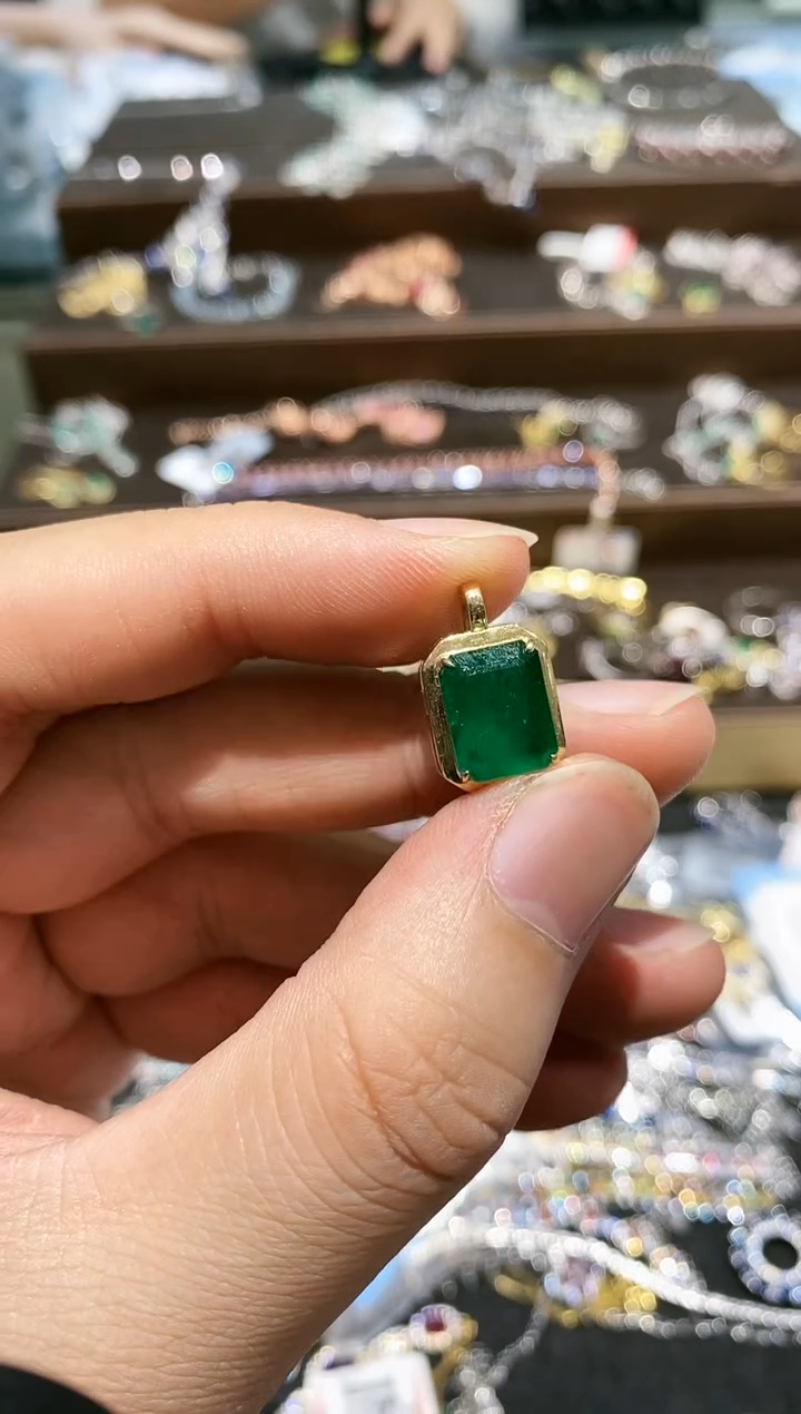 【闪购商品】祖母绿颈饰18K金镶嵌吊坠