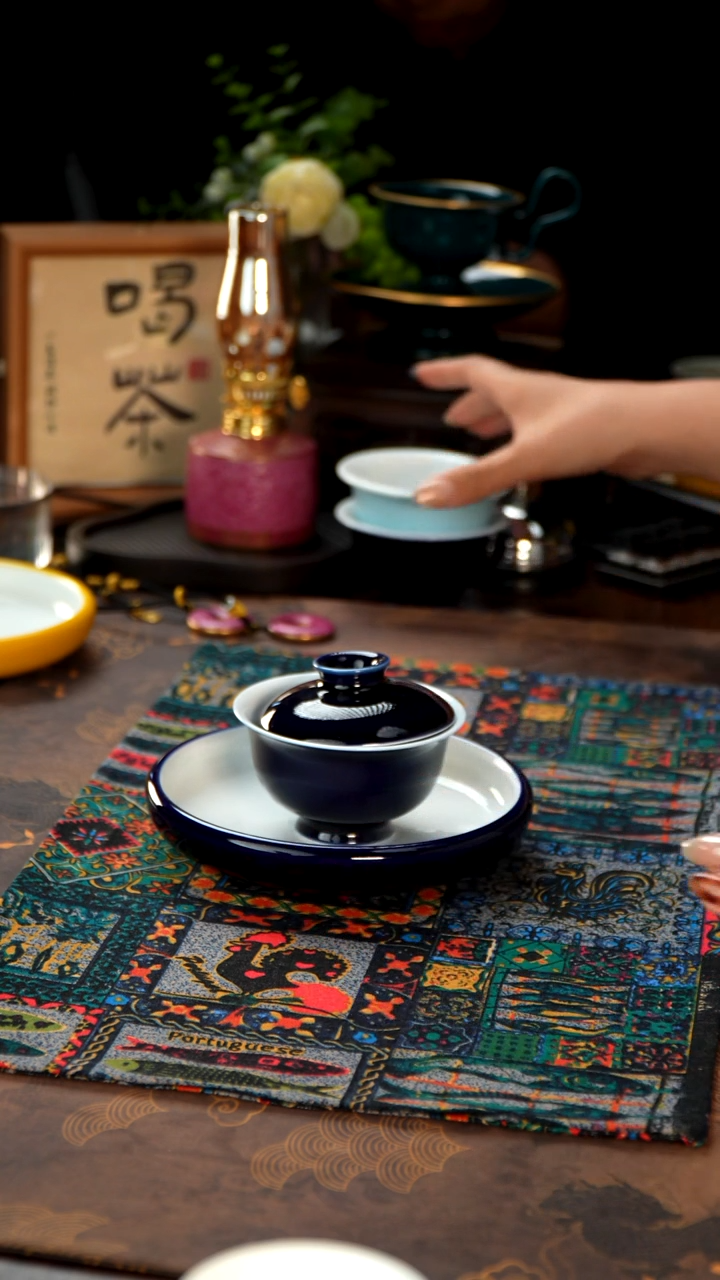 江壶见陶瓷宝石蓝盖碗