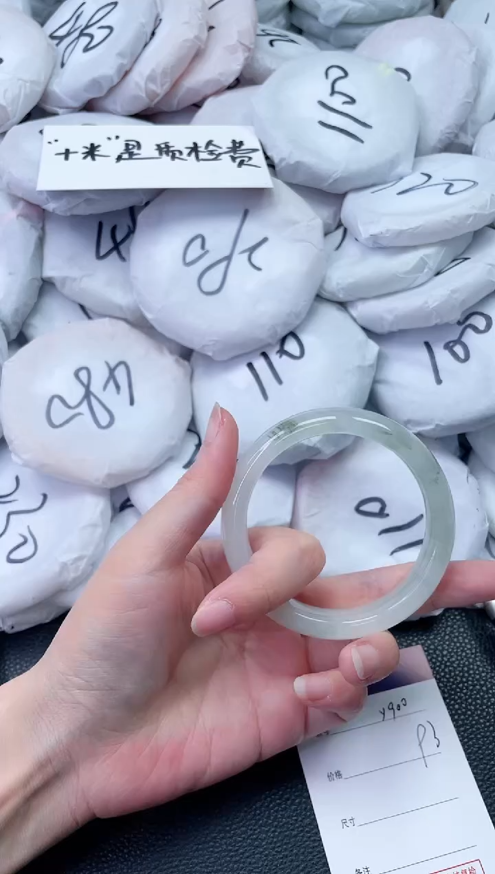 【闪购商品】石英质玉手镯未镶嵌Y900