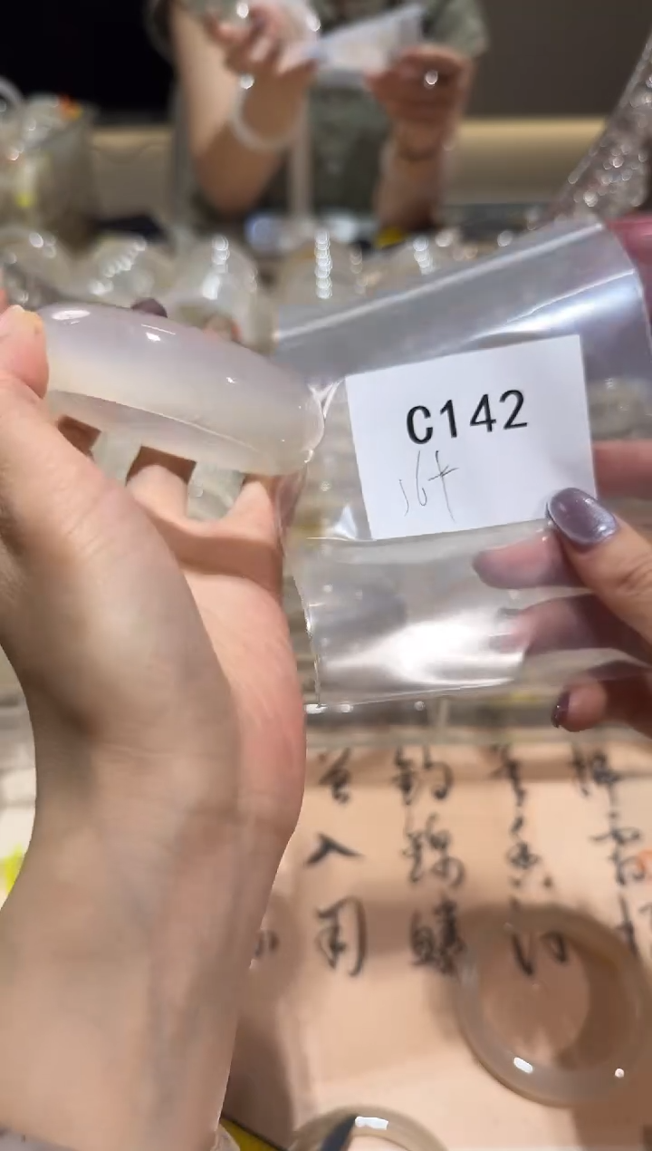 玛瑙/玉髓手镯未镶嵌C142