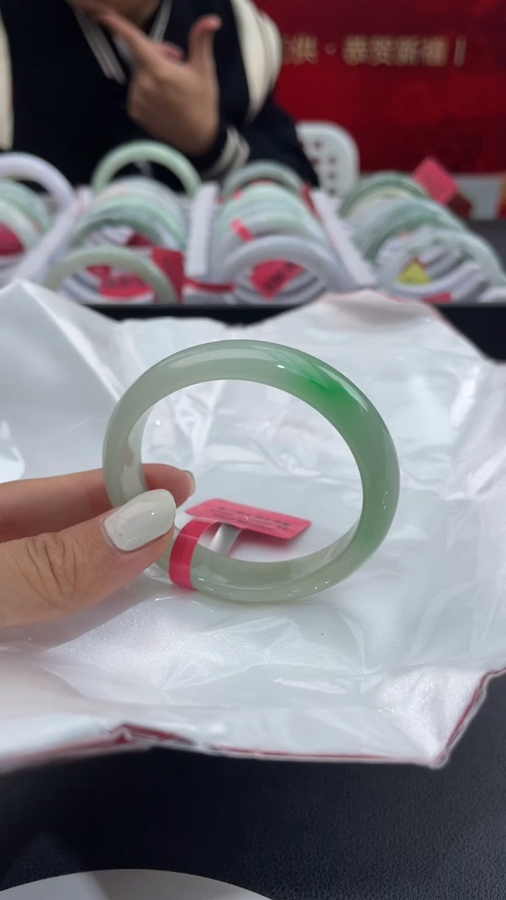 【闪购商品】翡翠手镯（贵妃镯）未镶嵌1翡翠手镯