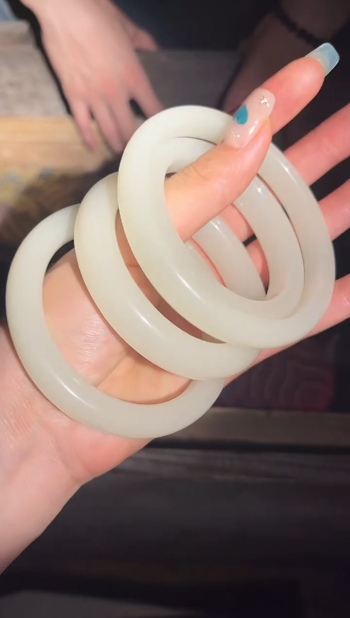 【闪购商品】【闪购商品】白色四个手镯