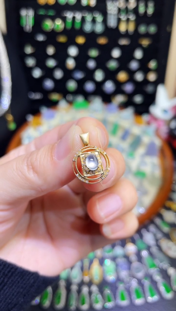 翡翠18K金镶嵌颈饰玻璃种蛋面吊坠