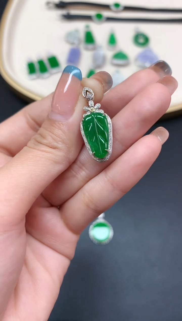 【闪购商品】翡翠吊坠(不含链)18K金镶嵌吊坠A200|2980