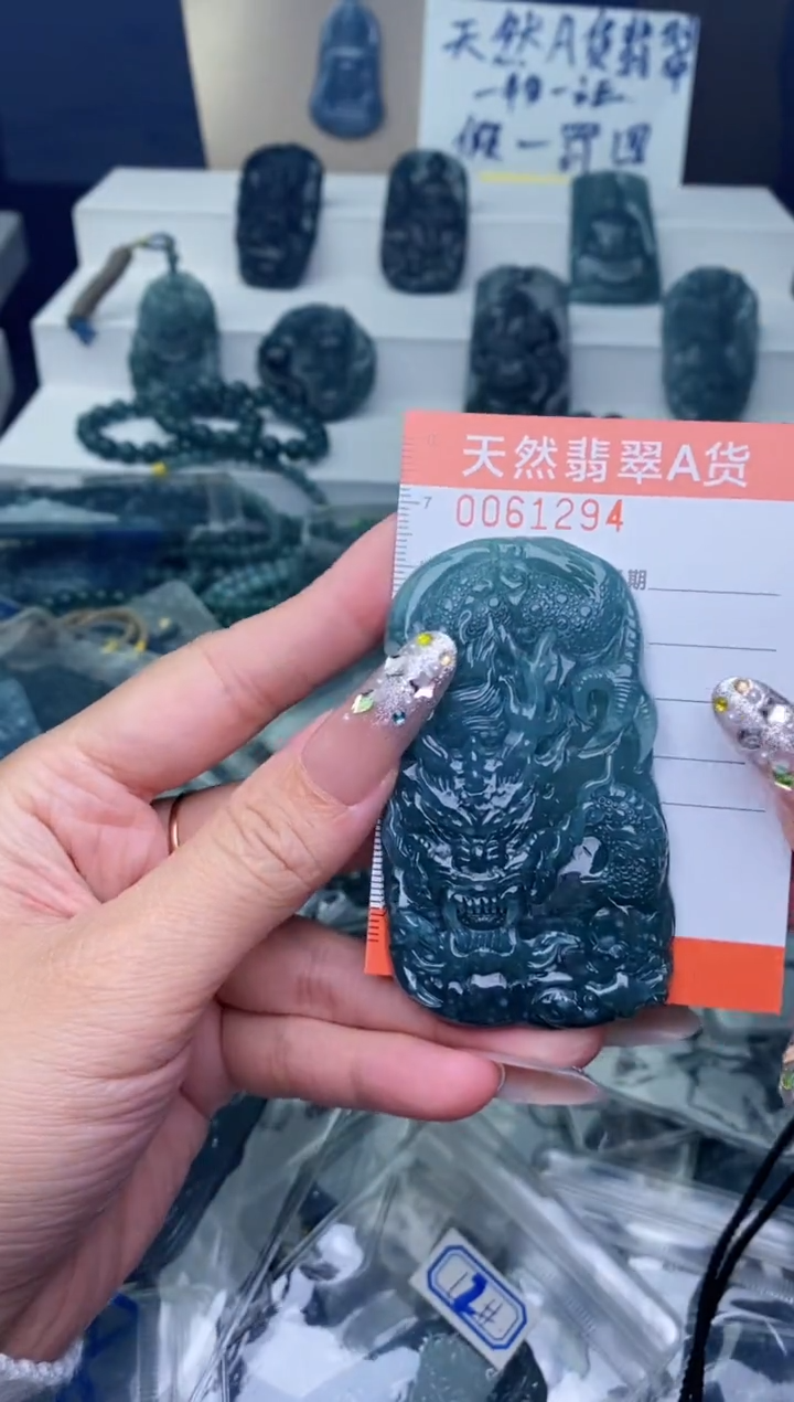 翡翠未镶嵌颈饰············