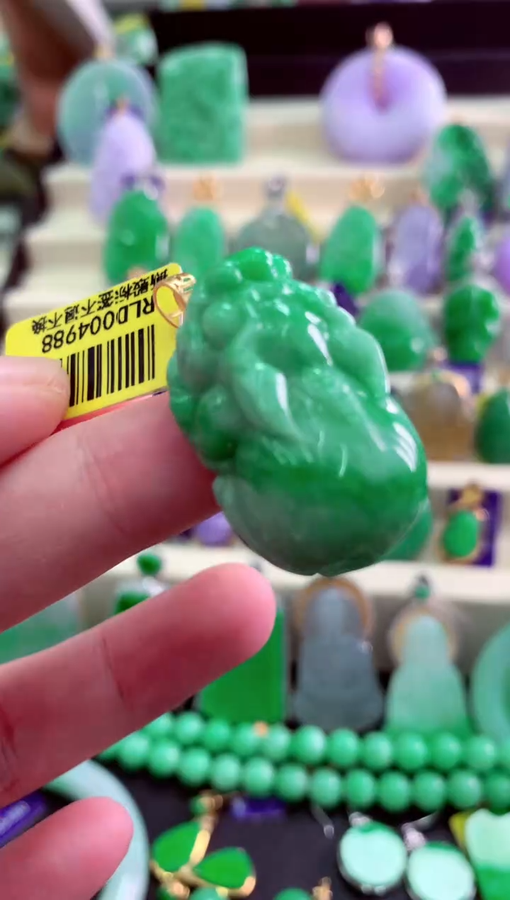 颈饰18K金镶嵌翡翠挂件