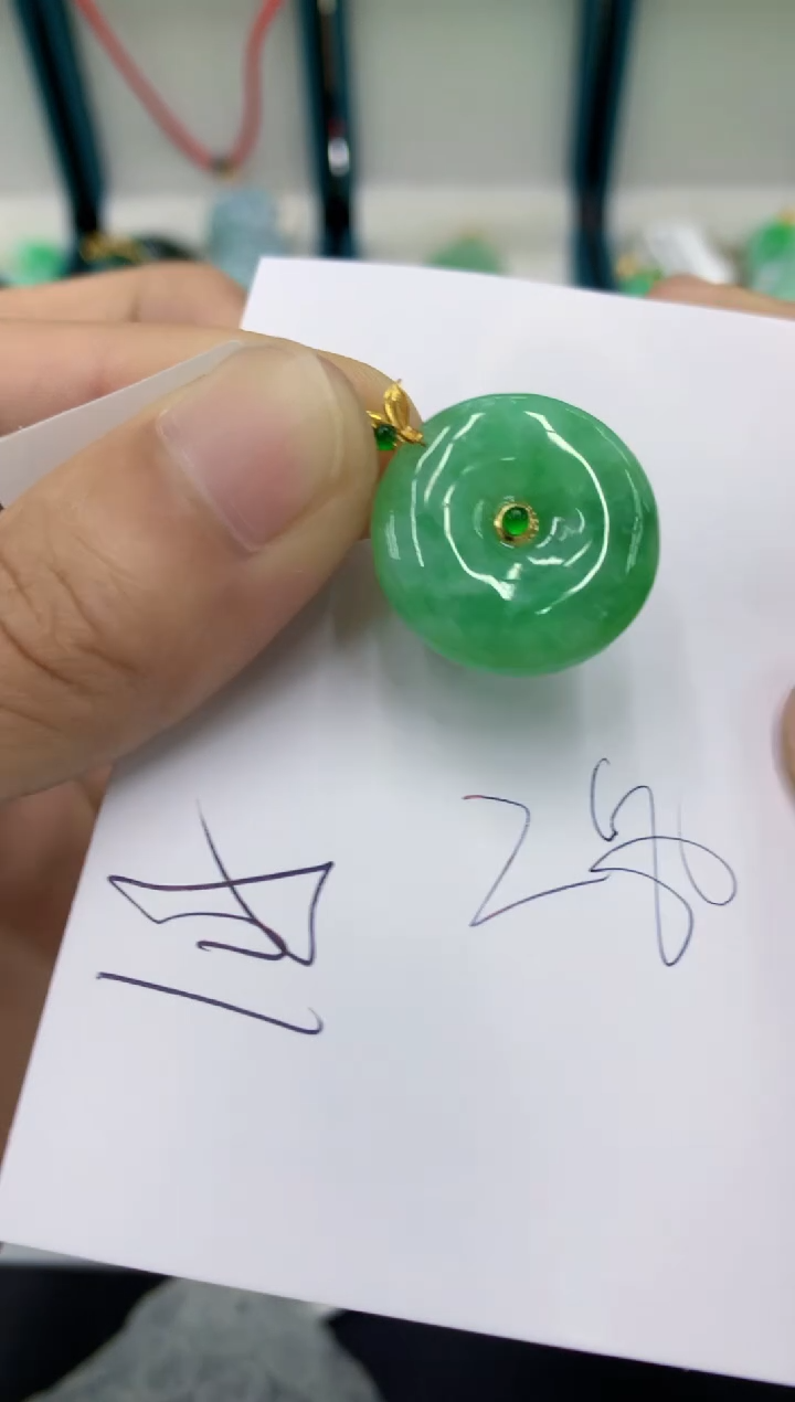 翡翠18K金镶嵌颈饰翡翠