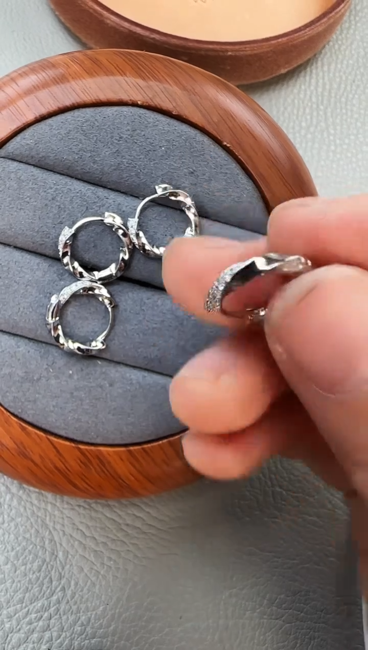 主播定制链接白色款耳圈一对