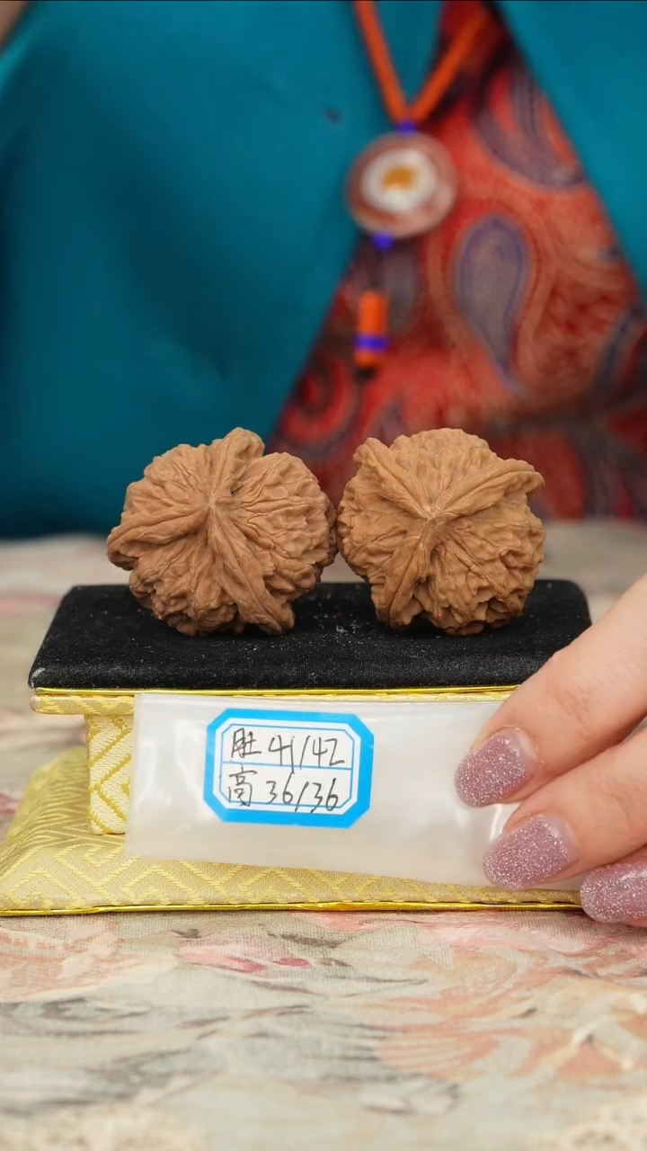 【闪购商品】文玩核桃把件红狮子头三棱