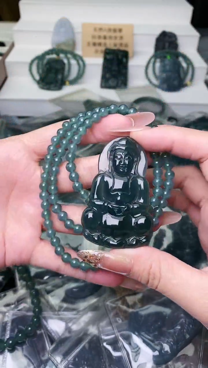 颈饰未镶嵌翡翠 