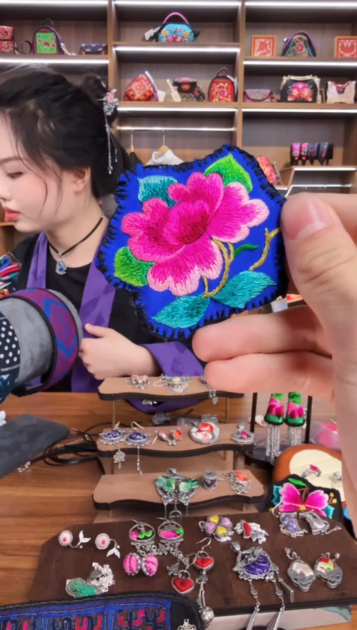 【闪购商品】织绣214蒙阿苏苗绣传承