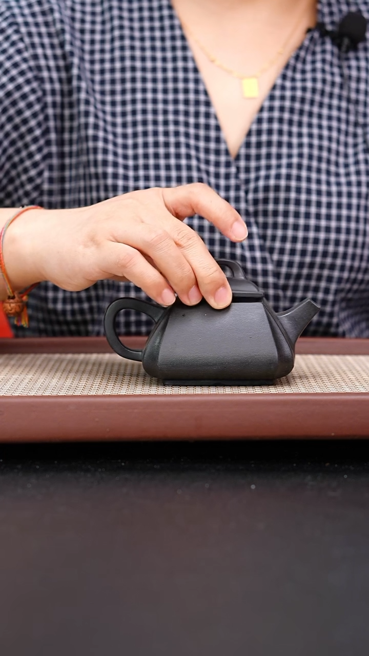 茶壶紫砂捂灰红皮龙抽角石瓢220