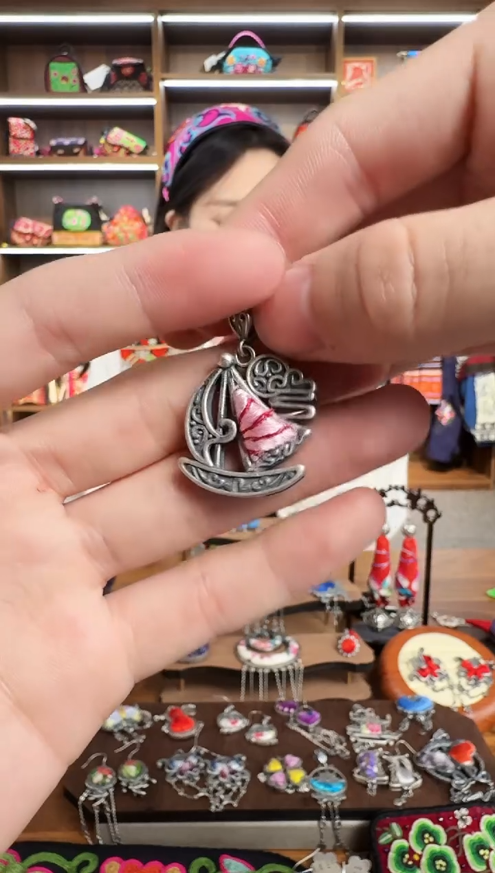 【闪购商品】织绣88蒙阿苏苗绣传承