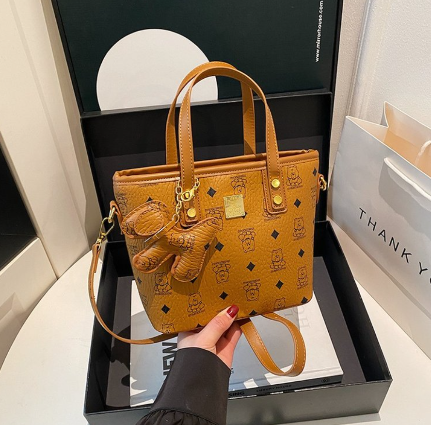 【4号-8号小熊满印】复古棕黄色包女手提包萌趣挂饰单肩斜挎包