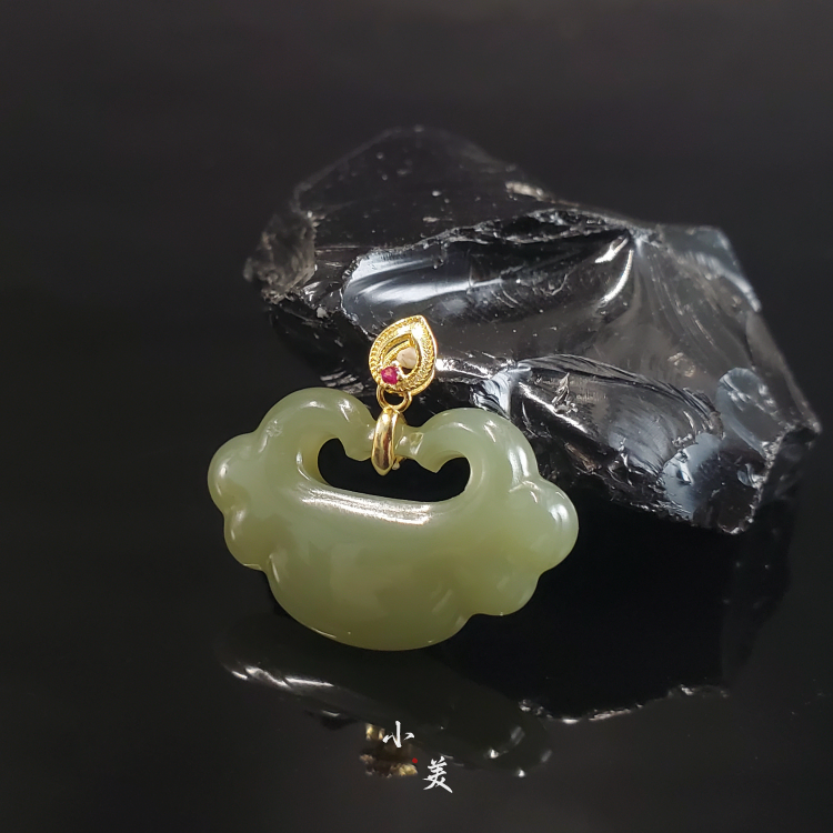 和田玉晴水如意锁吊坠  C273
