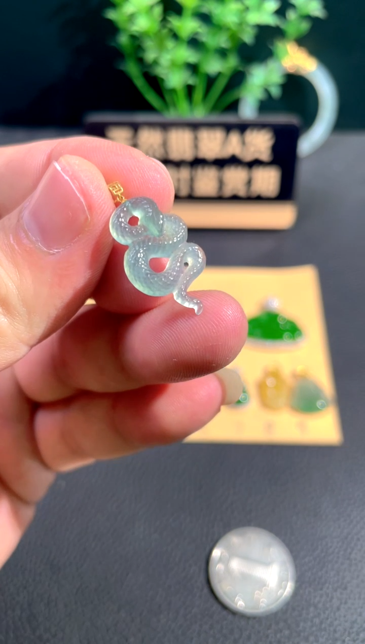 颈饰18K金镶嵌翡翠翡翠