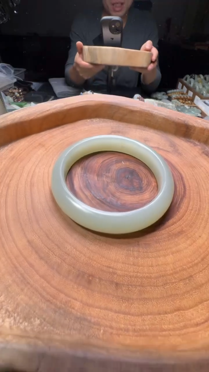 未镶嵌手镯和田玉手镯