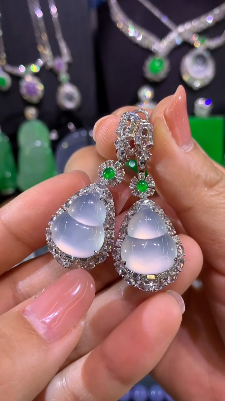 18K金镶嵌翡翠耳饰耳包