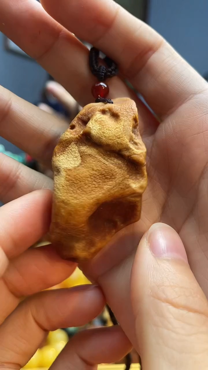 未镶嵌颈饰琥珀吊坠