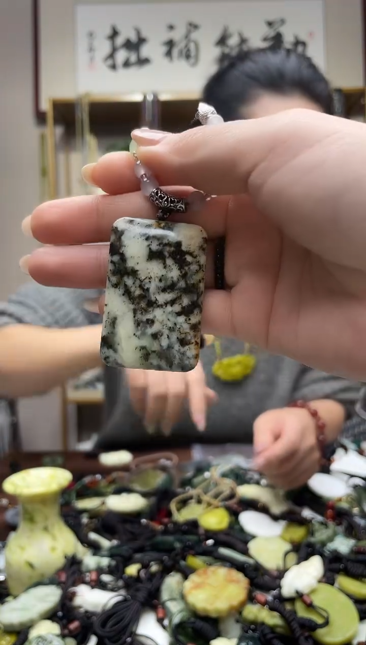 未镶嵌岫玉吊坠·