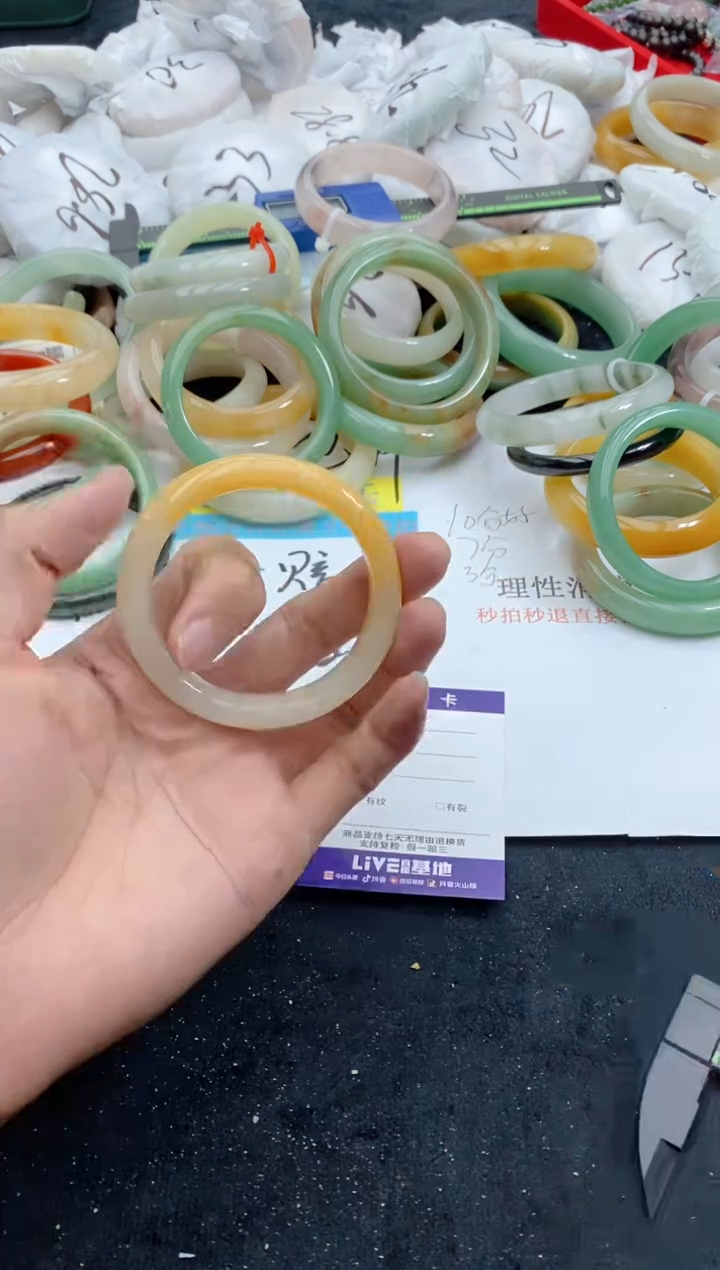 【闪购商品】石英质玉手镯未镶嵌185