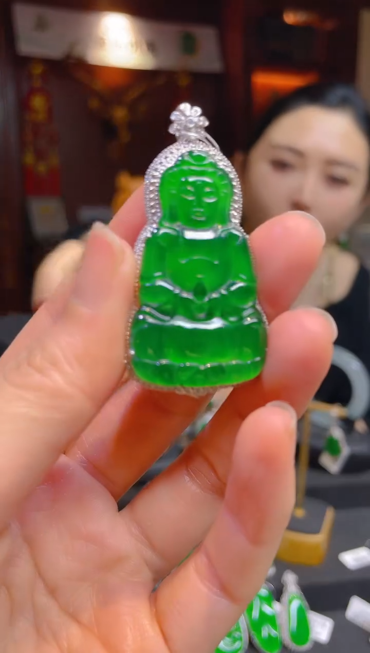 【闪购商品】翡翠颈饰18K金镶嵌118395天然A货翡翠观音吊坠