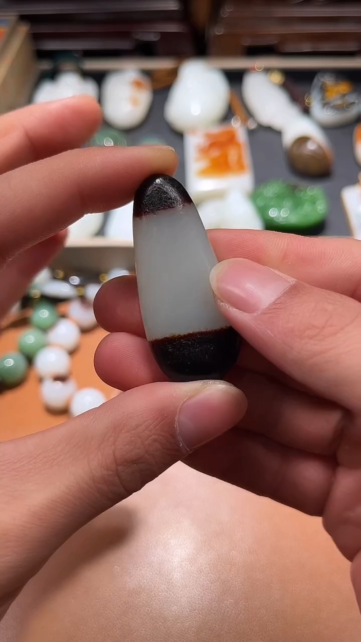 未镶嵌和田玉把件布**。和田玉