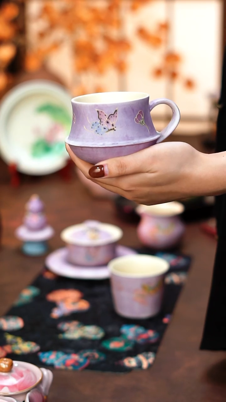 手绘紫蝶粉引把手咖啡杯
