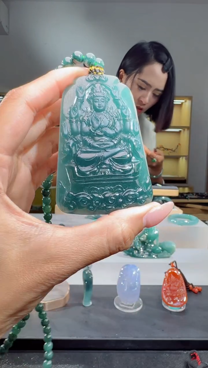 吊坠(赠链)未镶嵌翡翠观音（多样性发其一）